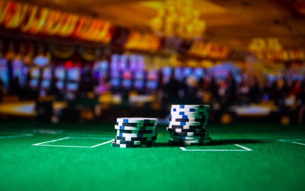 Crazy Time wheel interface on maximtoto showing betting options and live host